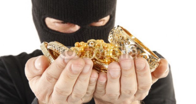 الكشف عن ملابسات سرقة مصاغ ذهبي بقيمة 30 الف دولار في رام الله
