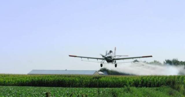 طائرات الاحتلال ترش مبيدات سامة شرق قطاع غزة

