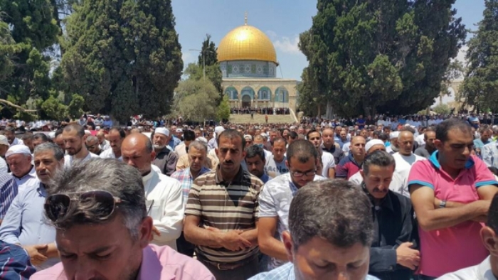 90 ألفا يؤدون صلاة العيد في الأقصى
