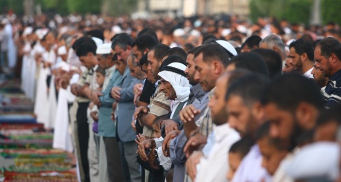 مواطنو غزة يؤدون صلاة العيد في العراء
