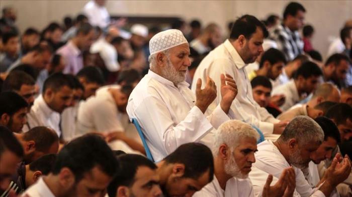 تضامنا مع قطر.. فلسطينيون يؤدون صلاة الجمعة بمسجد 