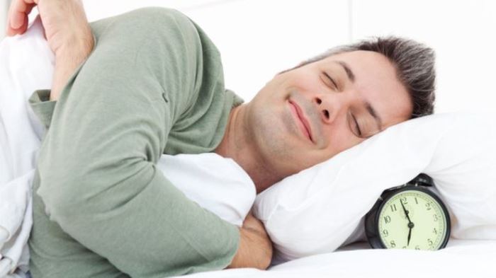 النوم على الظهر يحول دون تجاعيد الوجه وآلام الرقبة

