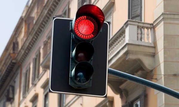  الشرطة تحرر 33 مخالفة مرورية لقطع الإشارة الضوئية حمراء 