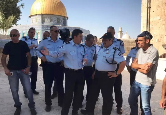 قائد شرطة الاحتلال من باحات الأقصى: عملية حساسة لها انعكاسات دولية