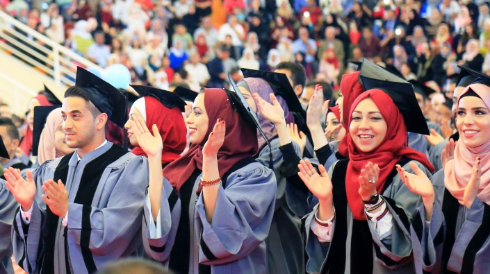 الجامعة العربية الامريكية تحتفل بتخريج الفوج الرابع عشر من طلبتها (صور)
