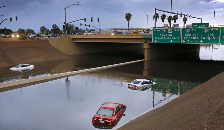 مقتل 7 وفقد آخرين في فيضانات بولاية أريزونا