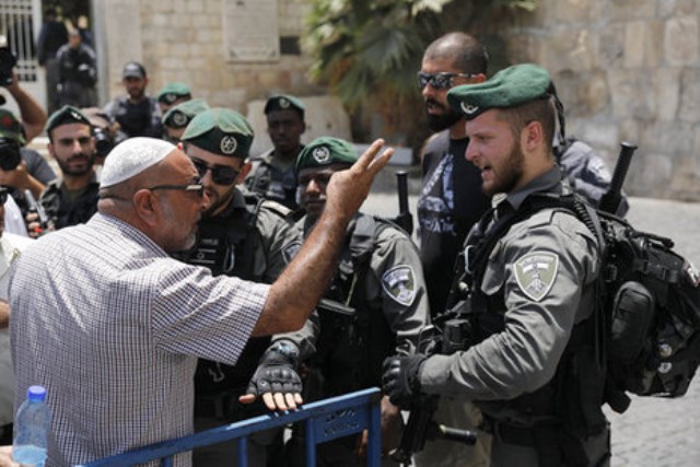 مسؤولون إسرائيليون يتهمون السلطة بأنها من وتّر الأجواء في القدس
