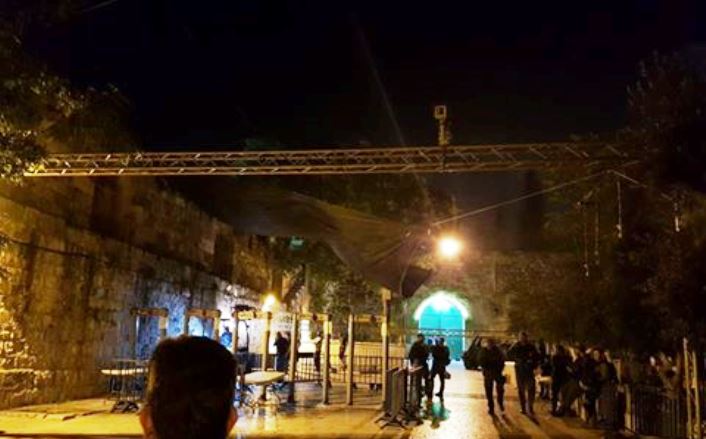 متابعة الحدث | الاحتلال يثبت أعمدة وكاميرات مراقبة عند مدخل باب الأسباط (صور)