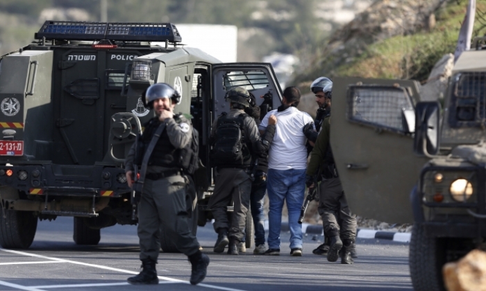 الاحتلال يعتقل 5 فلسطينيين بزعم التخطيط لتنفيذ عمليات مسلحة