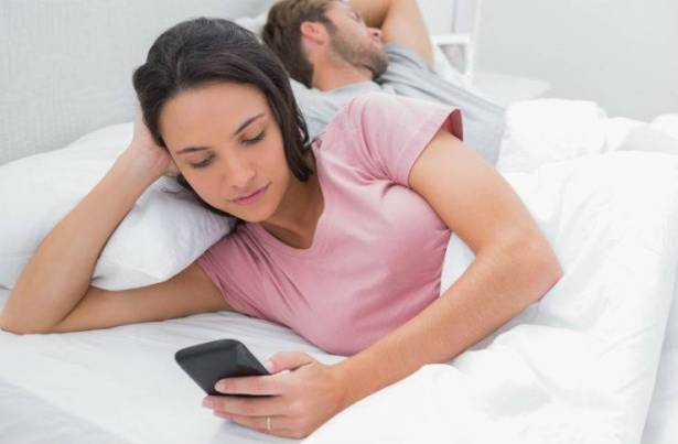 3 أماكن لا تحضر إليها هاتفك الذكي.. وإلا تدمّر حياتك!

