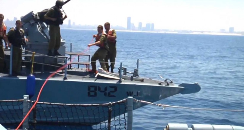 زوارق الاحتلال تستهدف مراكب الصيادين في بحر غزة 
