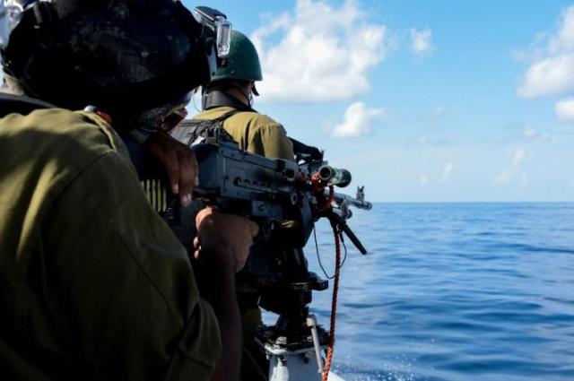 زوارق الاحتلال تستهدف الصيادين ومراكبهم في بحر شمال غزة
