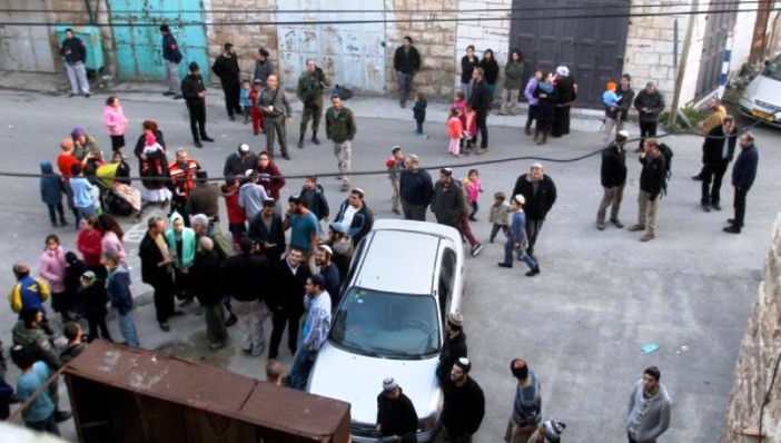 اصابة 4 مواطنين جراء هجوم للمستوطنين بالخليل