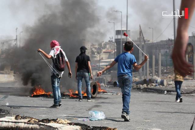الاحتلال يطلق قنابل غازية باتجاه الطلبة في أبو ديس
