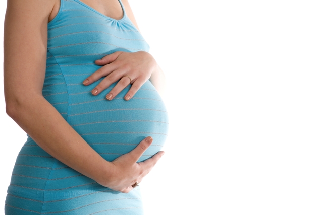 إمرأة تحمل بابن ابنتها