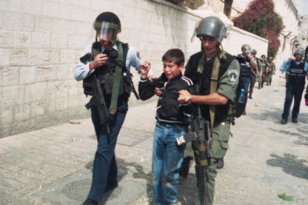 الاحتلال يعتقل طفل