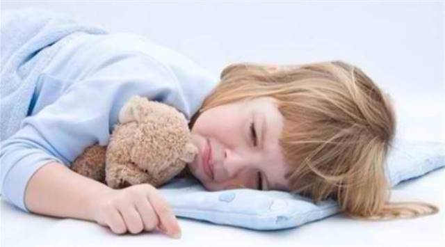 علام يدل شعور الطفل بالألم خلال نومه؟