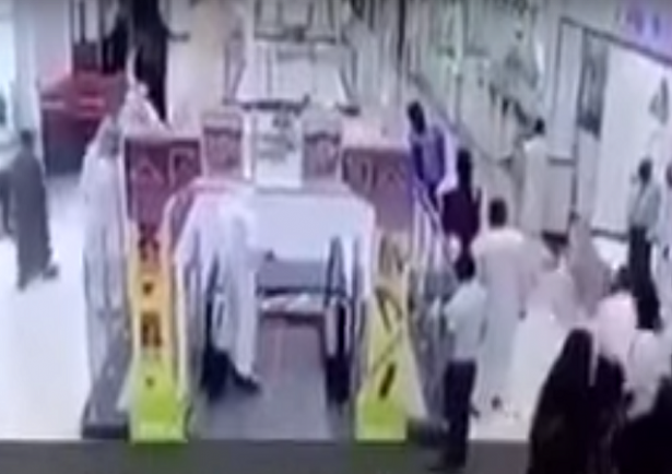 سعودي ينقذ طفلا من الموت في مول تجاري (فيديو)

