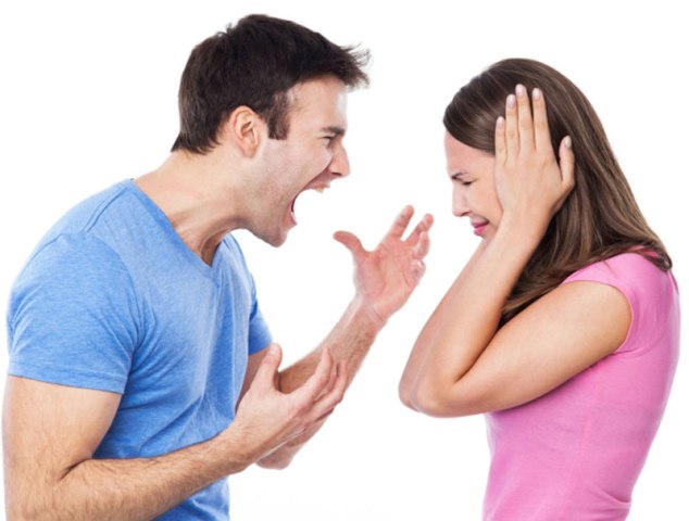 سائق غضب على زوجته فعاقبها بطريقة غريبة (فيديو)