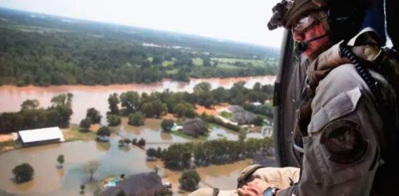 حاكم تكساس: خسائرنا من الإعصار المروّع بلغت 180 مليار دولار.. أكبر بكثير من إعصار كاترينا