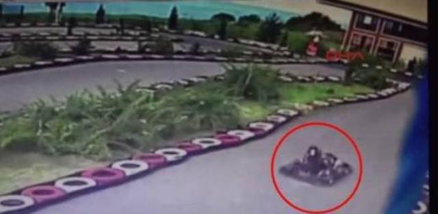 حادث غريب.. شابة تختنق بسبب حجابها (فيديو)

