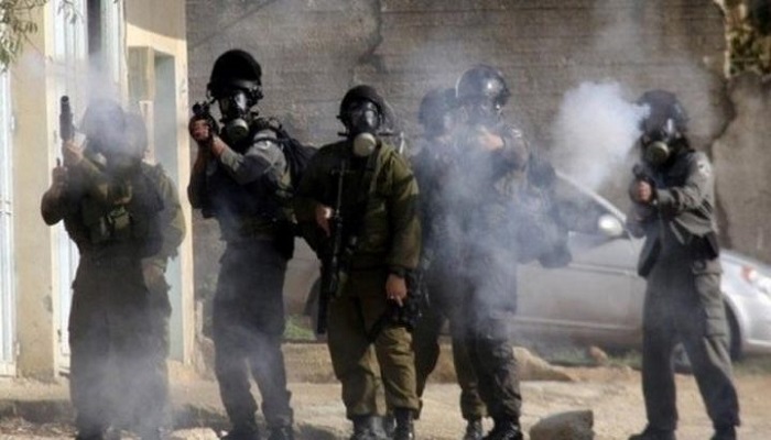 حالات اختناق خلال مواجهات مع الاحتلال وسط الخليل