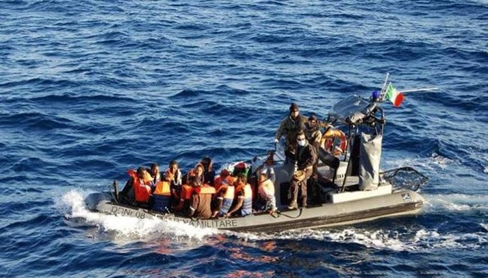اليونان: مقتل 12 مهاجرا بغرق قارب
