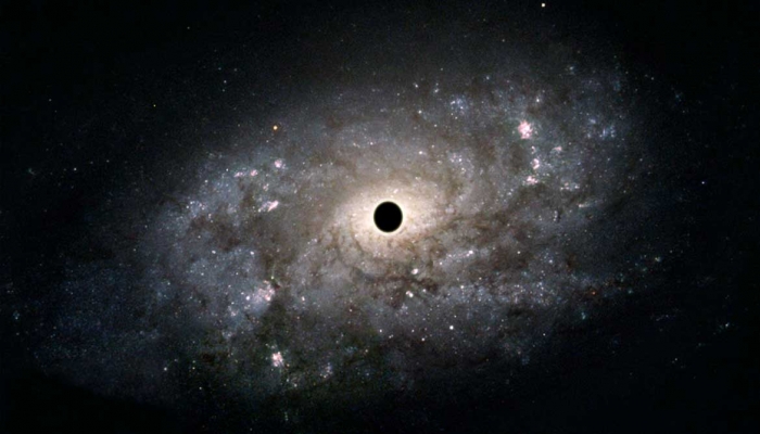العلماء يكتشفون أجراما فضائية غامضة بالقرب من الثقب الأسود العملاق
