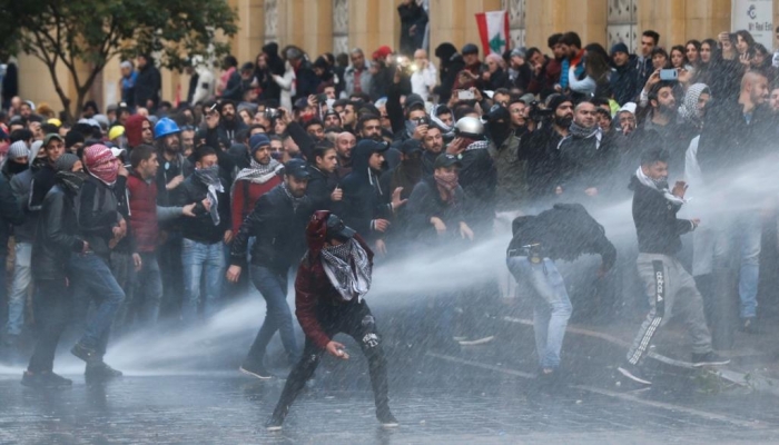 أكثر من 165 مصابا بمواجهات بين المحتجين والأمن وسط بيروت