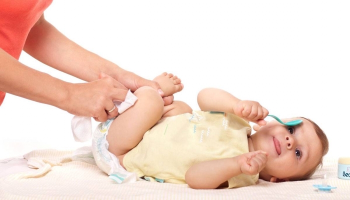 كيف تحمي الرضيع من التهاب الحفاظات؟ (فيديو)

