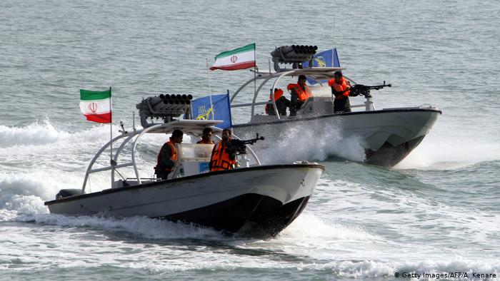 الحرس الثوري الإيراني يحتجز 11 صيادا كويتيا
