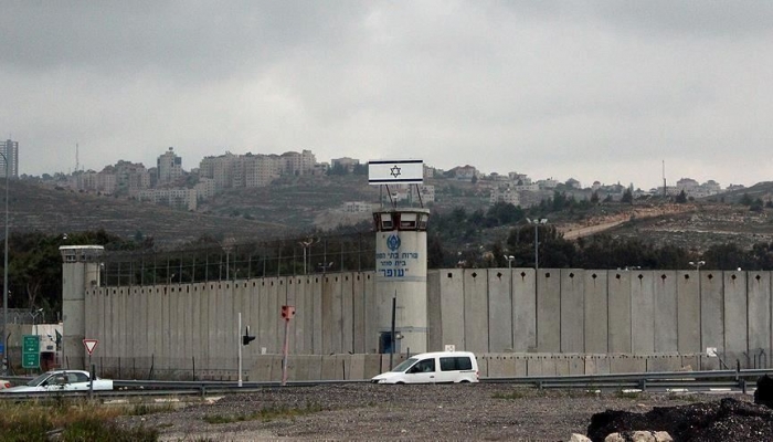 مصلحة السجون الإسرائيلية: ضبط 11 هاتفا خليويا في سجن عوفر 

