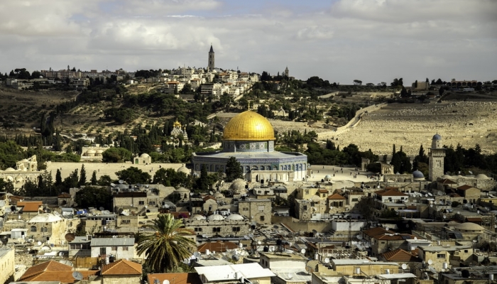 مصر تحذر وتدين قيام إسرائيليين بحرق مسجد في القدس