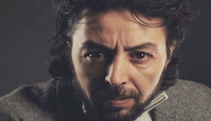 ممثل مغربي يثير الجدل بصورته المركبة على لوحة 