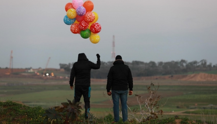 إطلاق دفعات كبيرة من البالونات الحارقة باتجاه مستوطنات غلاف غزة
