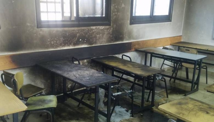 مستوطنون يحرقون صفا مدرسيا في عينابوس جنوب نابلس

