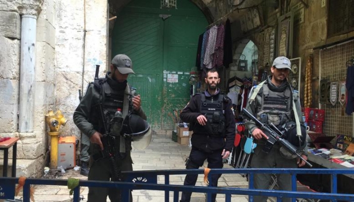 قوات الاحتلال تغلق المسجد الأقصى وتعتقل فلسطينييْن
