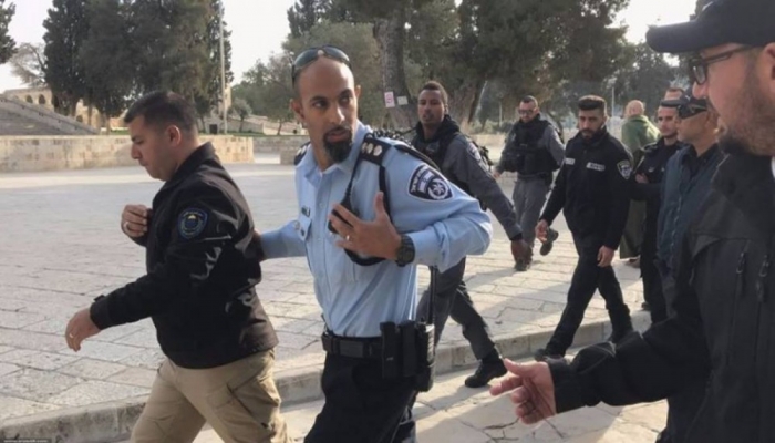 الاحتلال يعتقل 5 شبان قرب باب العامود وأحد حراس الأقصى
