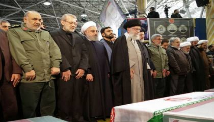 خامنئي يبكي أثناء جنازة سليماني في طهران ويدعو له بالعربية (فيديو) 