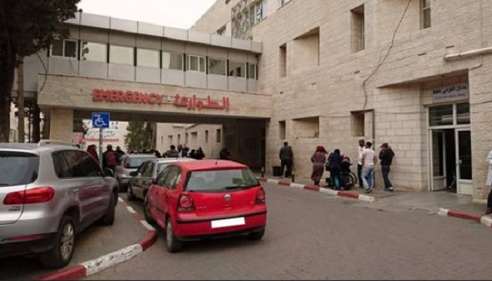 إصابة امرأة حامل ورجل اسعاف خلال اقتحام الاحتلال محيط مجمع فلسطين الطبي