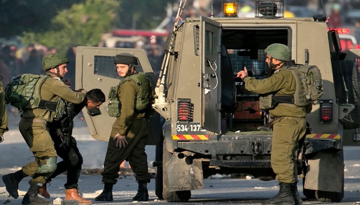 قوات الاحتلال تعتقل 21 مواطنا من الضفة
