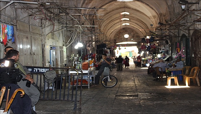 مستوطنون يؤدون طقوسا تلمودية في سوق القطانين