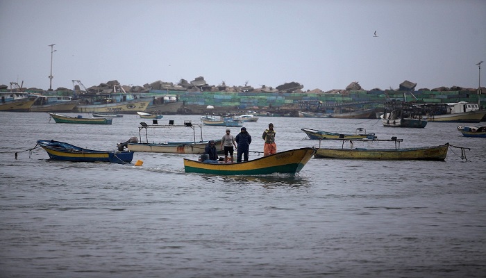 بحرية الاحتلال تستهدف قوارب الصيادين في بحر غزة
