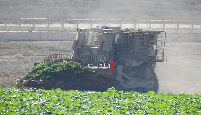 آليات الاحتلال العسكرية تجرف مزروعات المواطنين على حدود غزة (فيديو)

