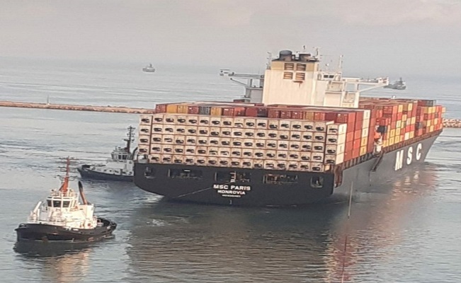 سفينة شحن بحرينية قريبا في ميناء حيفا 

