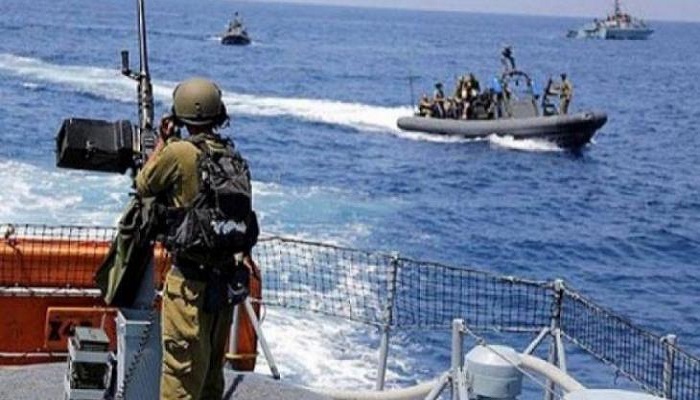 زوارق الاحتلال تهاجم مراكب الصيادين قبالة بحر مدينة غزة 