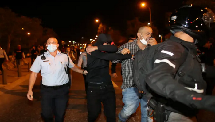 شرطة الاحتلال تستخدم الوحدات الخاصة في مواجهة المتظاهرين ضد نتنياهو

