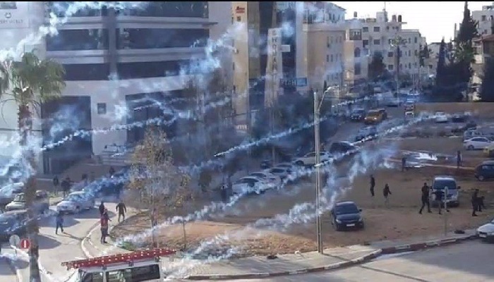 إصابات بالاختناق عقب إطلاق الاحتلال قنابل غاز داخل بناية سكنية في مخيم العروب