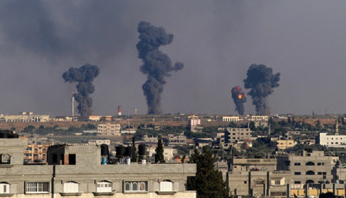 طائرات الاحتلال تستهدف موقعاً وأرضاً زراعية وسط وجنوب قطاع غزة
