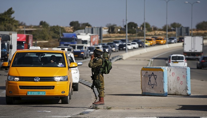 شابان يحاولان الاستيلاء على سلاح جندي إسرائيلي بعد رشه بغاز الفلفل

